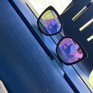 Cute quay sunglasses with a pop off shiny purple!